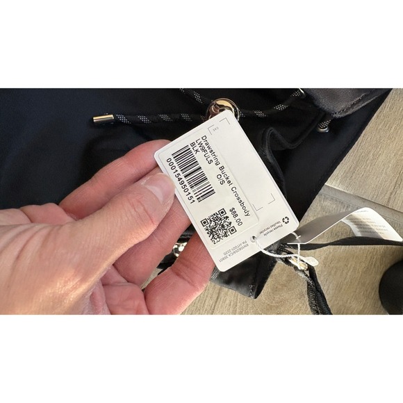 Lululemon Drawstring Bucket Crossbody Bag Black Nylon Adjustable Strap NWT - Picture 2 of 2